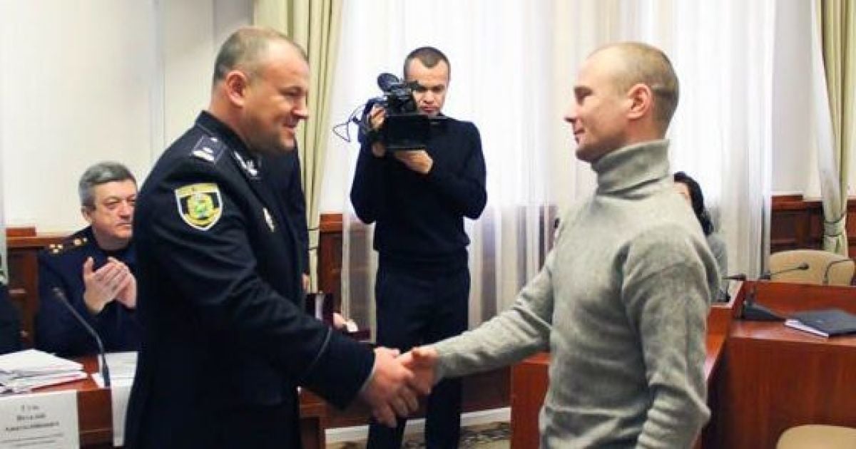 В Харькове наградили граждан, которые помогли освободить заложников в отделении "Укрпочты"