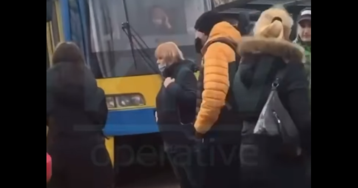В Киеве люди блокируют работу транспорта из-за суровых ограничений: видео