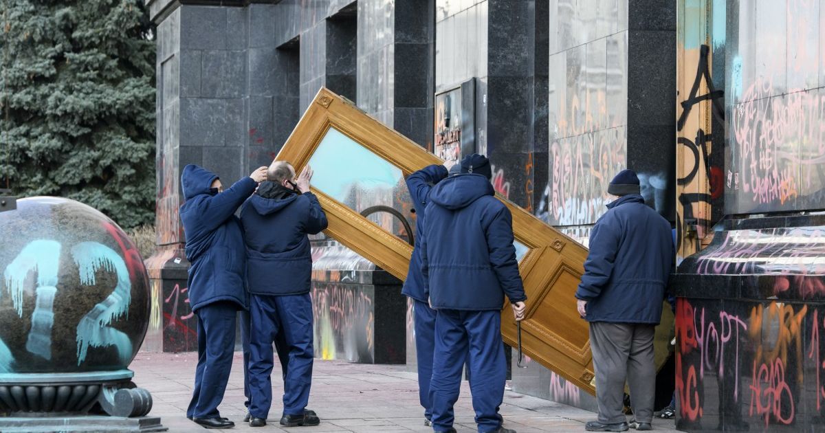 Мендель розповіла, чи віддадуть на виставку пошкоджені під час протесту двері Офісу президента