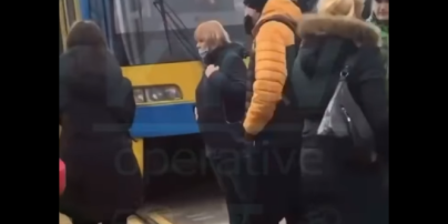 У Києві люди блокують роботу транспорту через суворі карантинні обмеження: відео