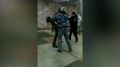 В метро Харькова через маску произошел конфликт