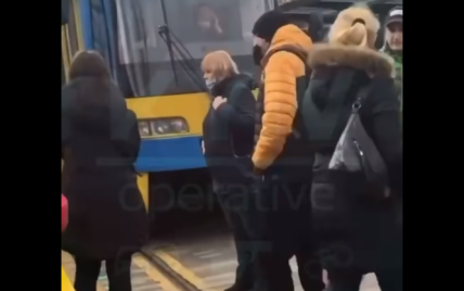 В Киеве люди блокируют работу транспорта из-за суровых ограничений: видео