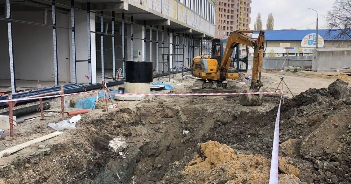 В Ровно строителя засыпало землей: коллеги успели его откопать