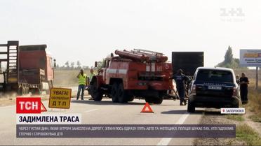 Новости Украины: в ДТП на трассе между Днепром и Запорожьем столкнулись сразу 5 авто и мотоцикл