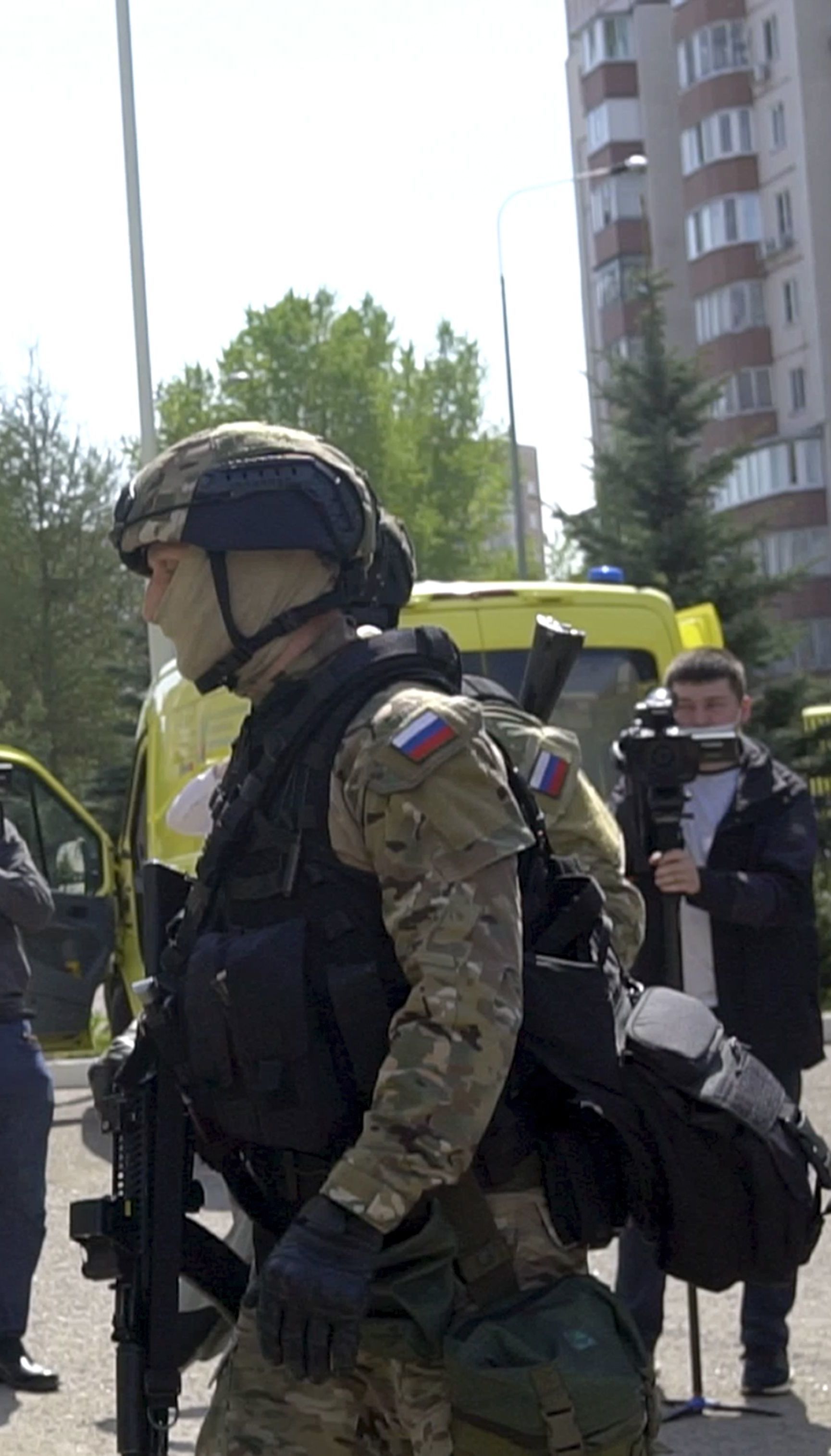 Мужчина сжег собственную евробляху в знак протеста возле Закарпатской ОГА —  Фото — Украина