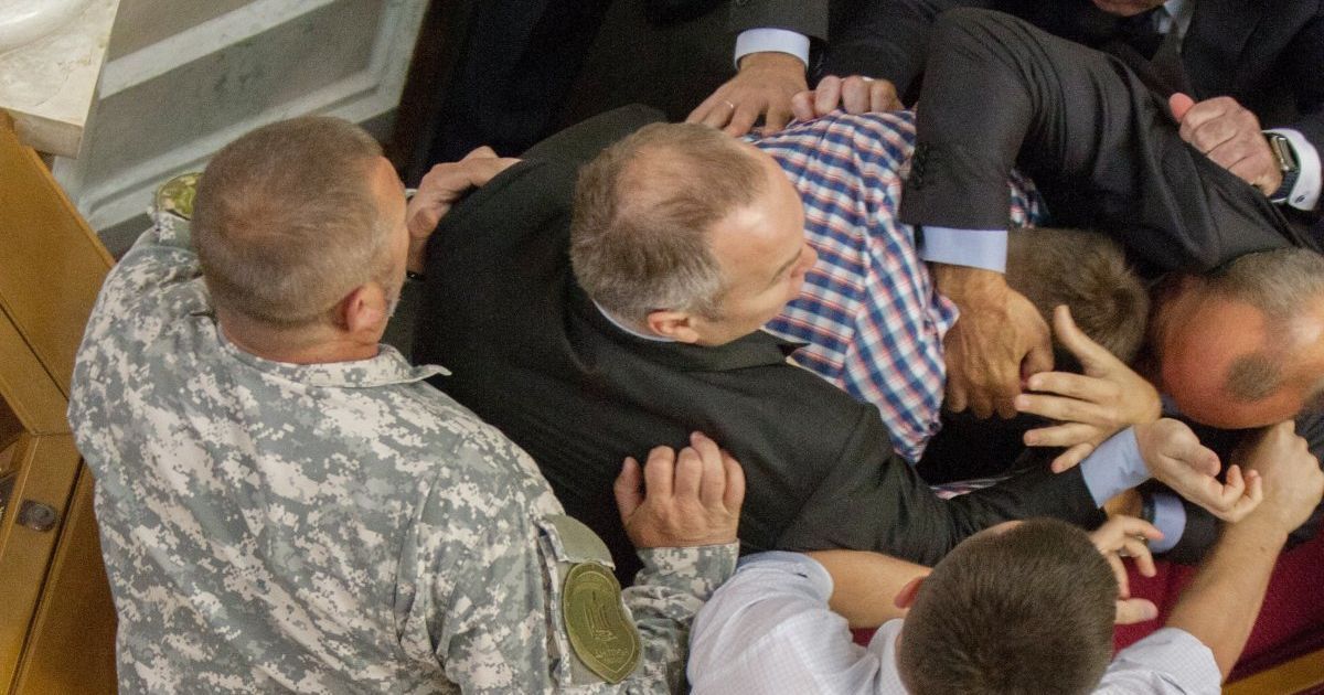 Драка в сессионном зале