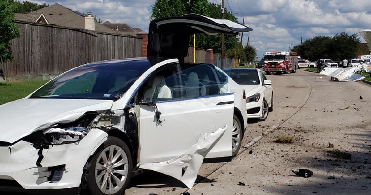 В Tesla Model X влетів літак_5 / © www.facebook.com/Oniel Kurup