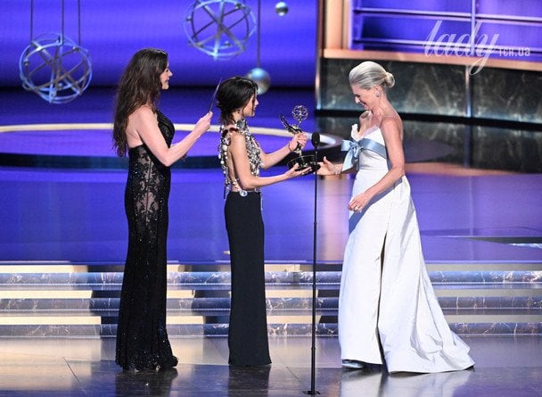 Кетрін Зета-Джонс і Дженна Ортега вручають нагороду Кетрін Ланаса / © Associated Press