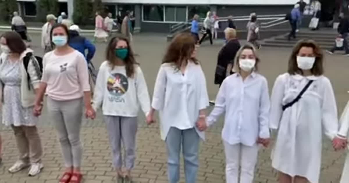 У Мінську жінки утворили живий ланцюг на знак протесту проти насильства правоохоронців
