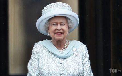 У білому жакеті та гарному капелюсі: опубліковано нове "фото дня" королеви Єлизавети II