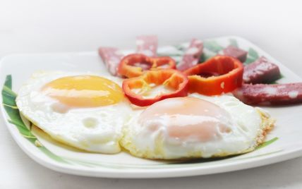 Ученые рассказали об опасности употребления яиц на завтрак
