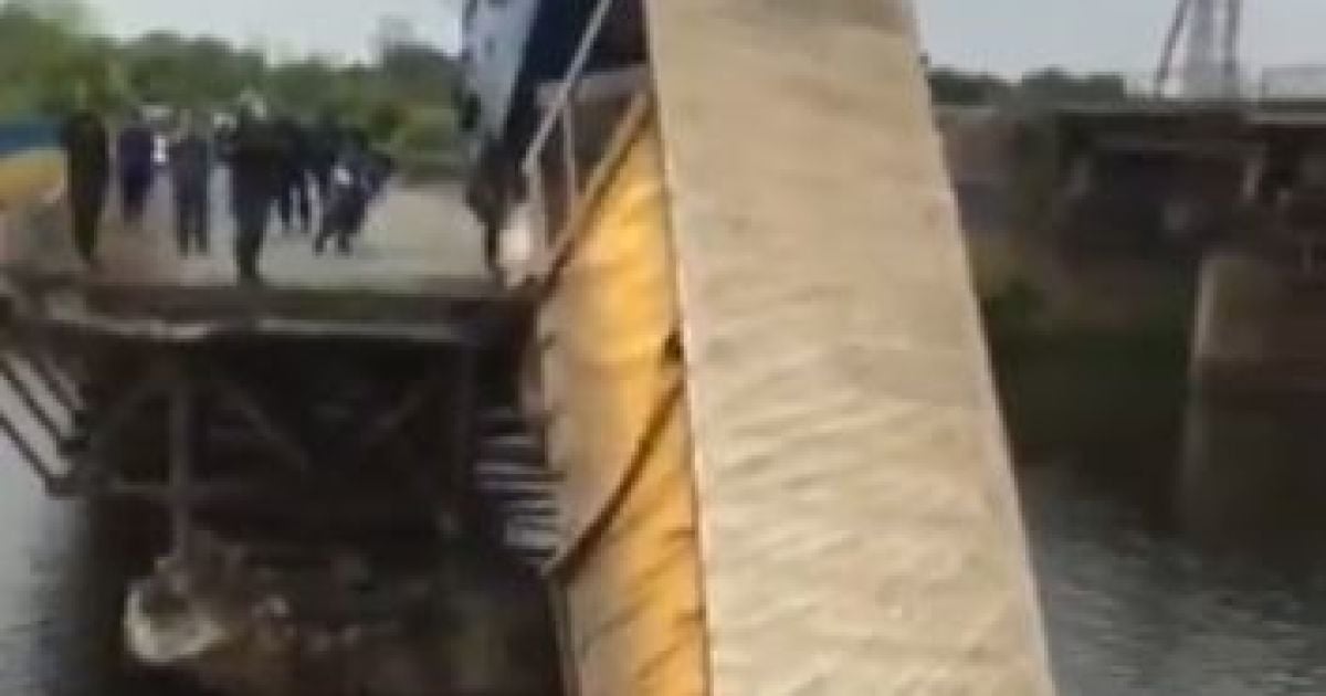 В Днепропетровской области под весом фуры обвалилась часть моста