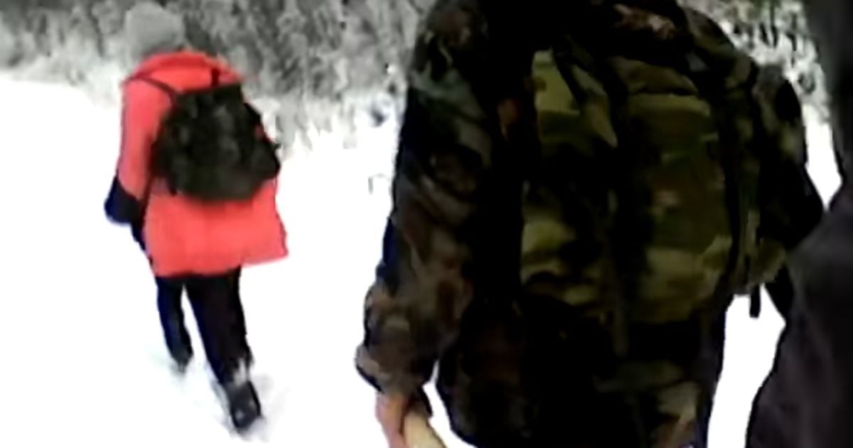 Російські школярі ходять до школи з сокирами