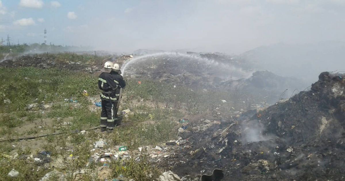 На Николаевщине уже вторые сутки масштабно горит свалка