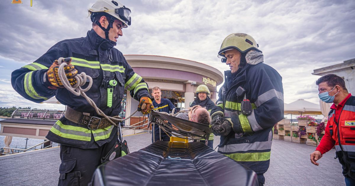 У Києві на будівництві чоловік впав з висоти 4 метрів у підвал / © Управління ДСНС Києва