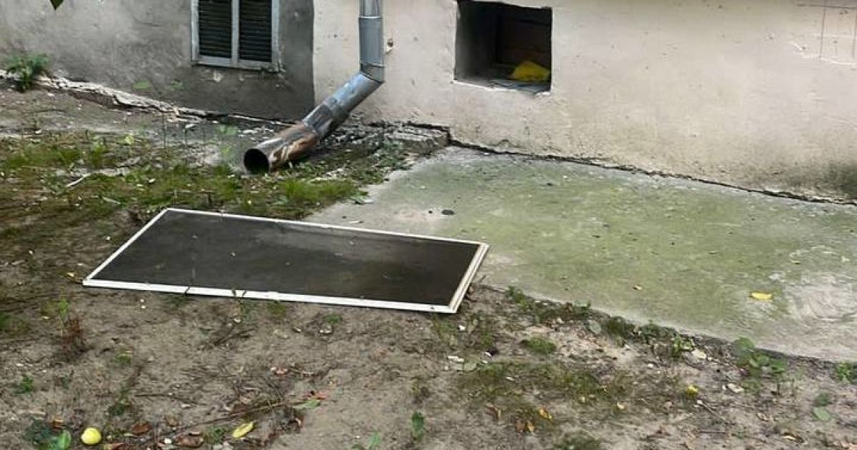 Москитная сетка под окнами дома в Броварах