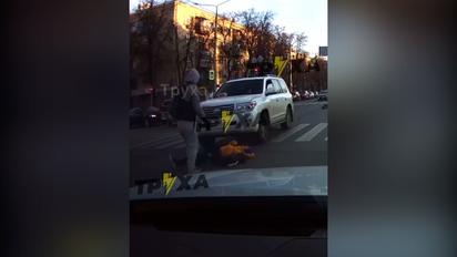 Новости Украины: в Харькове водитель внедорожника сбил на пешеходном переходе людей