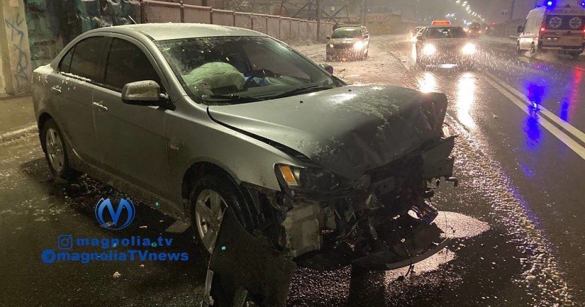 У Києві на слизькій дорозі зіткнулися Mitsubishi та мікроавтобус Mercedes / © Магнолия-ТВ