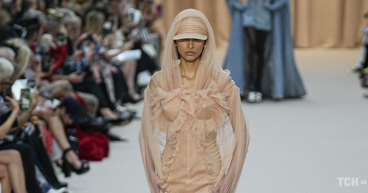 Показ Paris Fashion HC FW 22/23 Jean Paul Gaultier