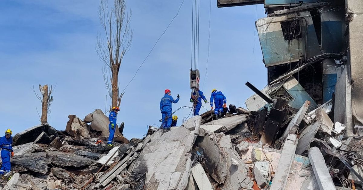У Бородянці Київської області рятувальники другу добу розбирають завали (фото)