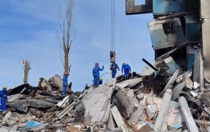 В Бородянке Киевской области спасатели вторые сутки разбирают завалы (фото)
