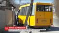 В Сумах водитель маршрутки снес электроопору и забор из-за открытого люка на дороге