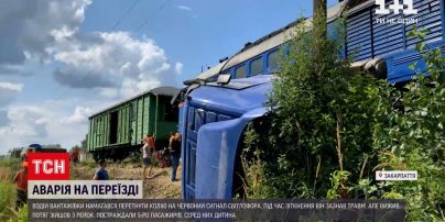 Новини України: на Закарпатті вантажівка потрапила під пасажирський потяг