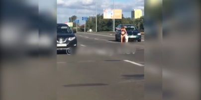 У Києві дівчина у білизні вибігла на трасу та станцювала перед автомобілями 