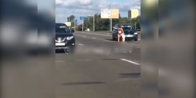 В Киеве девушка в белье выбежала на трассу и станцевала перед автомобилями