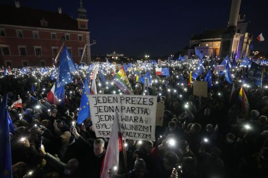 Polexit: чому тисячі людей вийшли на "Польський Євромайдан" та чи можуть їхню країну вигнати з ЄС