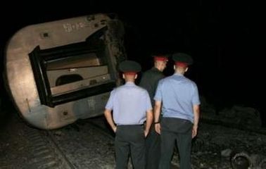 Міліціянти біля потягу Москва-Петербург після аварії