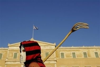 Учасник мовчазного маршу протесту під будівлею Грецького Парламенту в Афінах