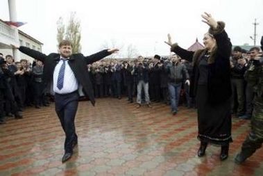 Чеченський президент Рамзан Кадиров танцює лезгинку зі своєю сестрою Зулай Кадировою