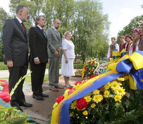 Зліва направо: Дмитро Табачник, Президент України Віктор Ющенко, Михайло Яковчук і Віра Ульянченко під час церемонії покладання квітів до пам’ятника Тарасу Шевченку з нагоди Дня Конституції в Києві у четвер, 28 червня 2007 р.