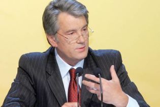 Ющенка, Тимошенко та Медведька поставили в чергу за "будяком"
