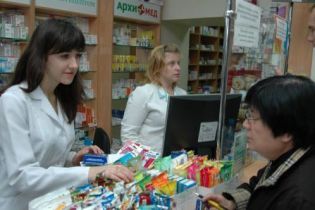 Українські аптеки змусили продавати сумнівні російські ліки від грипу