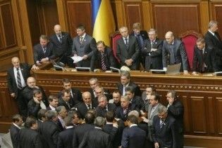 Партія регіонів заблокувала трибуну Верховної ради