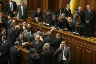 "Регіонали" погрожують не пустити депутатів на канікули