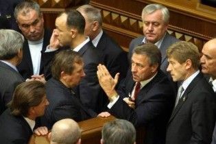 БЮТ заблокував трибуну, після чого засідання Ради було закрито