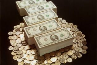 Долар продовжує зростати. Нацбанк гривню не рятуватиме