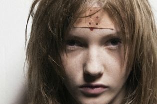 У Сумах дві школярки ледь не закатували жінку (відео)