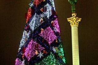 У центрі Києва встановлюють головну ялинку