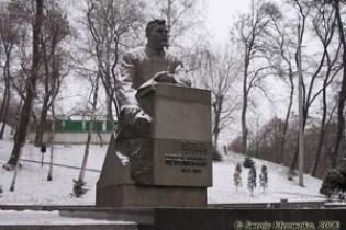 В Києві пошкодили пам'ятник Петровському