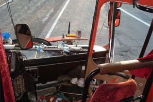 На Харківщині автобус врізався в дерево: 8 потерпілих