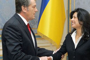 Ющенко зустрівся з місією МВФ у аеропорту