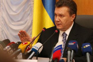 Янукович розповів, чому падає гривня