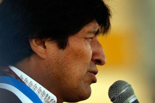 Президенту Болівії виправили ніс