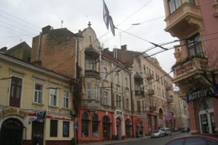 Чернівчанин сам собі встановив меморіальну дошку