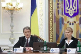 Ющенко і Тимошенко привітали жінок зі святом 8 Березня