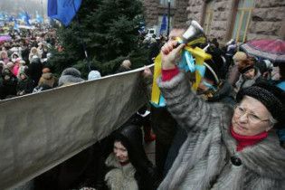 Майже 15% українців готові вийти на вулицю зі зброєю в руках